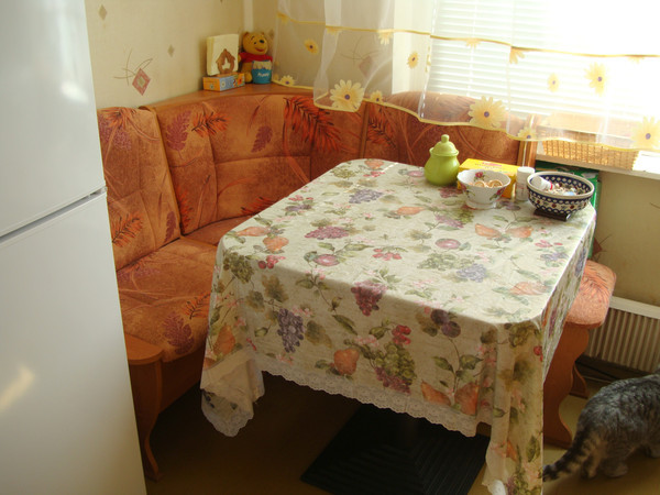 Główną wadą narożnika z kwadratowym stołem jest to, że zajmuje dużo miejsca, w przypadku małej kuchni ma to kluczowe znaczenie