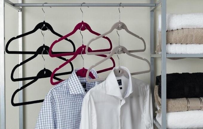 Na wieszaku można powiesić wielopoziomowego koszule, kurtki, sukienki. / Zdjęcie: kvartblog.ru