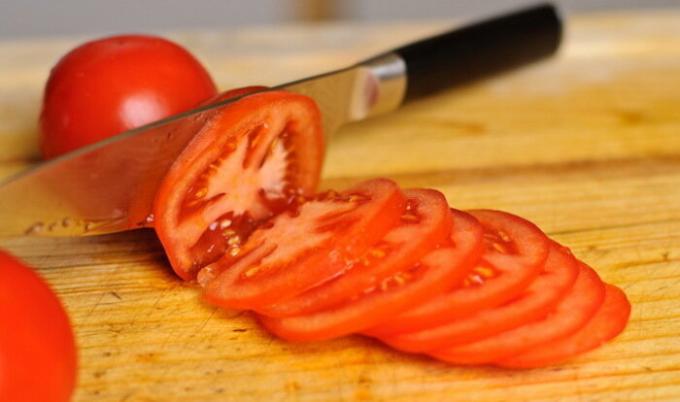 Pomidory pokroić w kręgach.