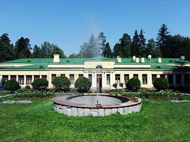 Domek w Semenov zamówienia Andropow przemalowany w jasnych kolorach, ale to była zielona w czasie Stalina. | Zdjęcie: diletant.media.