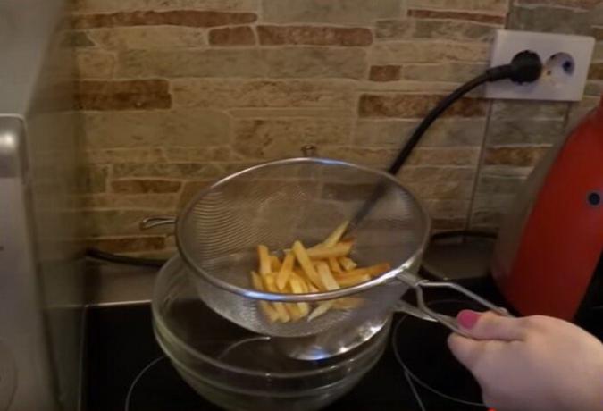 Można umieścić ziemniaki w durszlak do szkła nadmiaru oleju z niego.