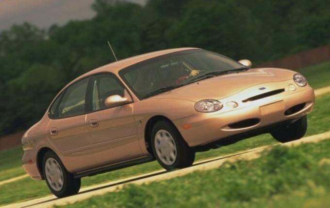 Ford Taurus w 1996 roku nie różniła się atrakcyjny wygląd. | Zdjęcie: cheatsheet.com.