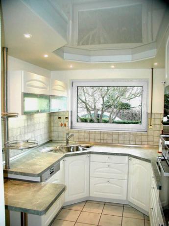 Błyszczący sufit w małej kuchni - możliwość wizualnego rozciągnięcia przestrzeni
