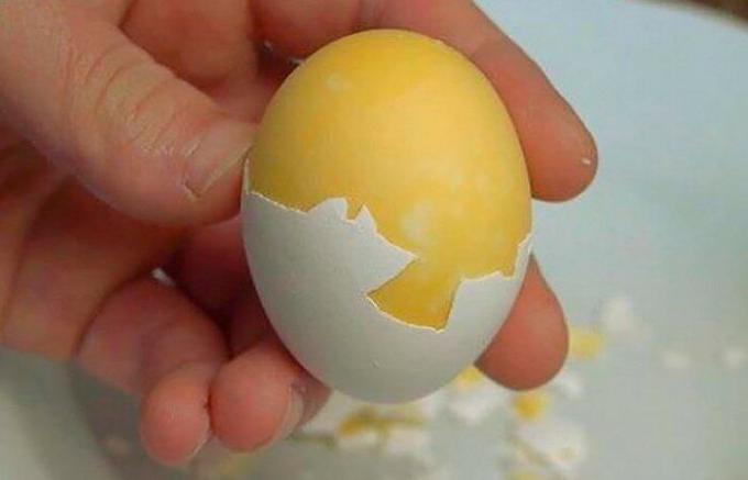 Jak ugotować jajko żółtko zewnątrz.