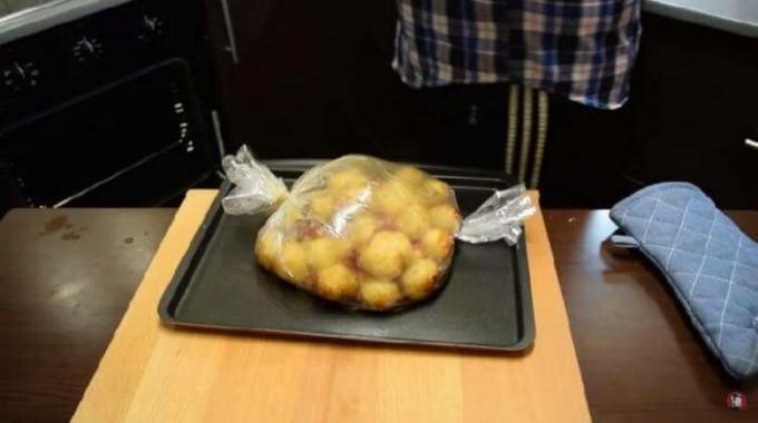 Ziemniaki są zagięte do wnętrza tulei.