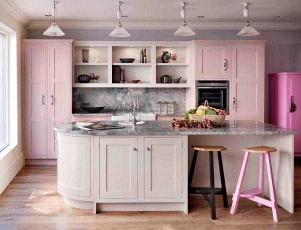 Duet różowej szafki kuchennej i dekoracji ściennej z masy perłowej