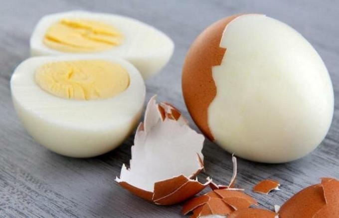 Jak gotować jajka na powłoce zszedł bez żadnych problemów.