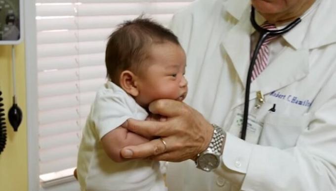 Jak uspokoić płaczące dziecko na kilka sekund: pediatra Rady z 30-letnim doświadczeniem
