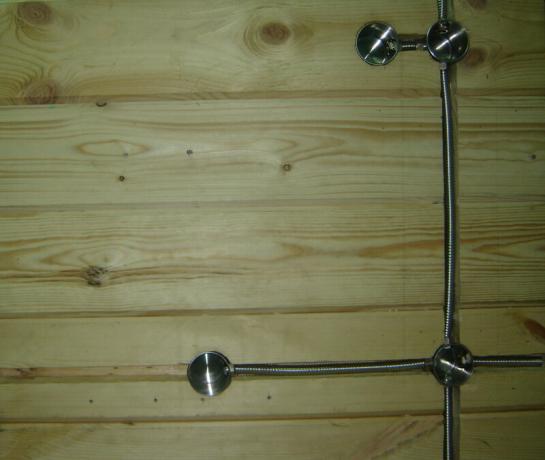 Figura 3: metalowe obudowy w ścianie drewnianych