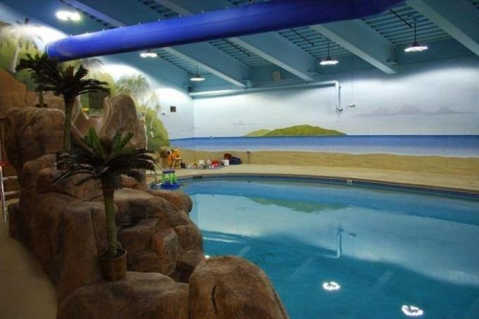W podziemnym hostelu jest nawet basen. | Zdjęcie: odditycentral.com.