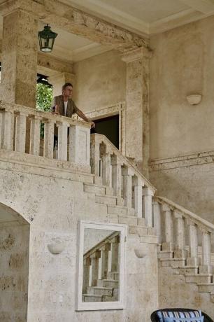 Majestatyczne schody prowadzące na drugie piętro willi. | Zdjęcie: Thiago Molinos (Tiago Molinos).