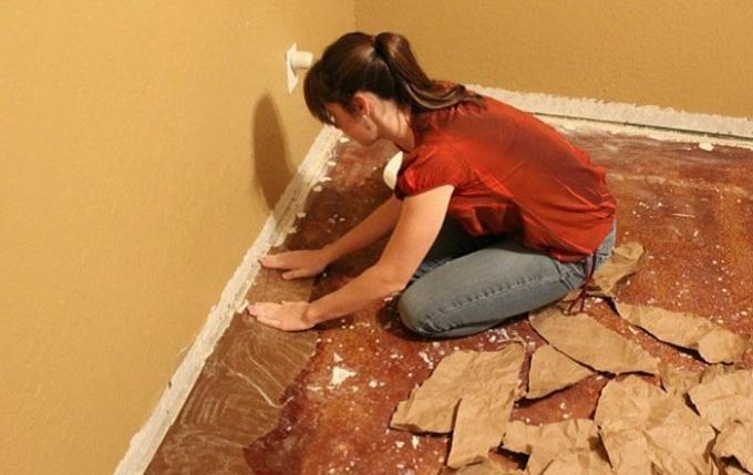 Aby zaoszczędzić na remonty, ta kobieta została zaktualizowana podłogi ze względu na zwykłym papierze.