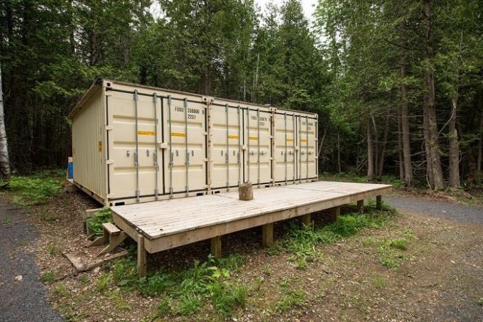 Kanadyjski rzemieślnik zbudował samowystarczalny dom pojemnika.