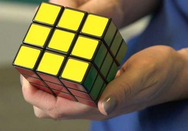 Jak zainstalować kostkę Rubika za pomocą dwóch ruchów