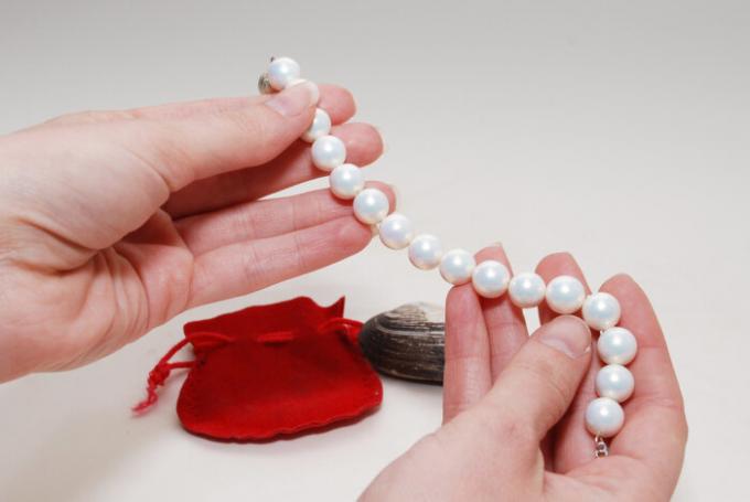 Stosowanie oleju daje perłowy połysk. / Zdjęcie: wikihow.com