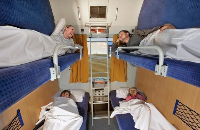 Miejsce sypialne w pociągach dalekobieżnych (Kanada).