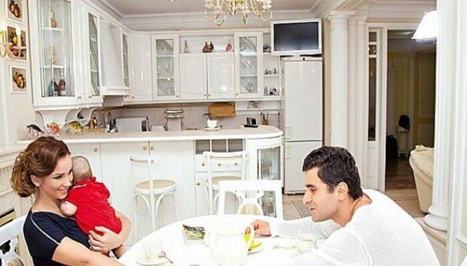 Anfisa Czechow ze swoją rodziną w kuchni. | Zdjęcie: ru.tsn.ua.