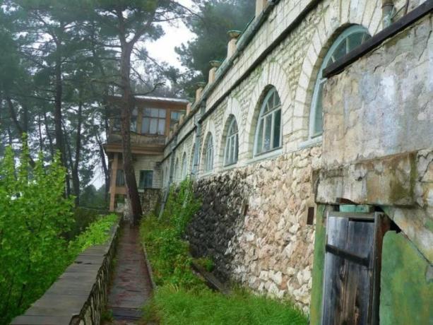 Daczy „Cold River” został zbudowany w latach 1932-1933. na zboczu góry na wysokość 200 metrów nad poziomem morza (Abchazja). | Zdjęcie: diletant.media.