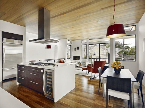 Drewniane sufity do kuchni zdecydowanie warto wybrać, jeśli pomieszczenie jest urządzone w stylu ekologicznym lub podłoga wyłożona jest parkietem / laminatem