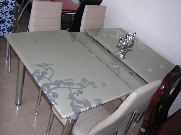Zwykle do takich stołów stosuje się szkło 6 lub 8 mm, które może wytrzymać upadek kubka.