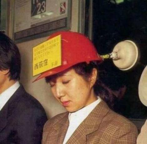 Japończycy są często tak zmęczony, że zasypiam nawet stojąc w transporcie publicznym. / Zdjęcie: humourdemecs.com