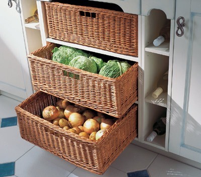 Dobre pomysły na przechowywanie w kuchni to produkty z rattanu na półkach.
