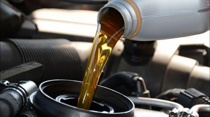 Ważne jest, aby w zwyczaju terminowo i regularnie wymieniać olej w silniku i skrzyni biegów. | Zdjęcie: i.ytimg.com. 