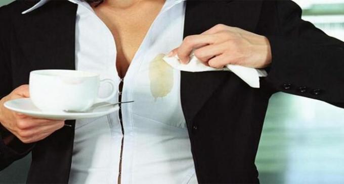 Nawet kawy plamy można usunąć, jeśli wiesz mały sekret. / Zdjęcie: stozabot.com. 