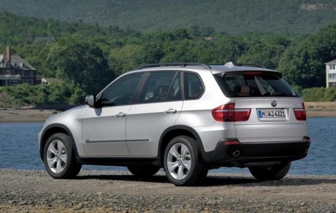 Średniej wielkości luksusowy crossover BMW X5 drugiej generacji. | Zdjęcie: autodmir.ru.