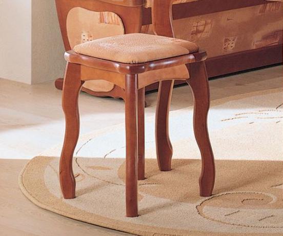 Jest mało prawdopodobne, aby taki stołek można było nazwać „przestarzałym”, ponieważ idealnie pasuje do każdego wnętrza