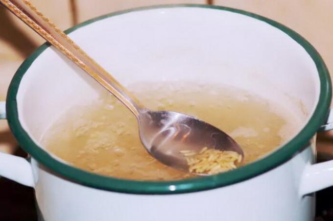Brązowy ryż można gotować w dużej ilości wody, jak makaron.