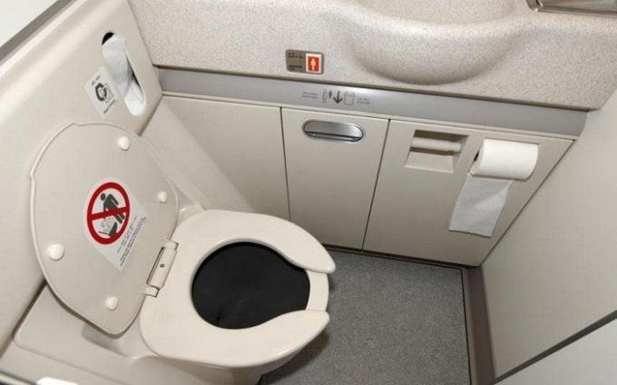 Jak wyeliminować nieprzyjemny zapach w łazience lewę, zerknął na stewardes