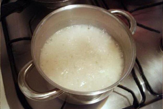 Najlepiej jest gotować ryż w garnku z grubym dnem.