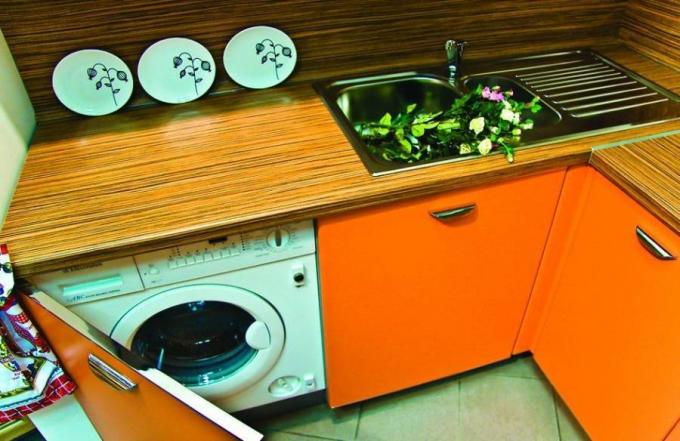 Instalacja pralki w kuchni: instrukcja wideo