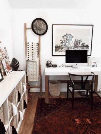 Domowy gabinet Boho Scandi z dywanem boho, koszami, drukowanymi tkaninami i frędzlami oraz solidnym białym stołem