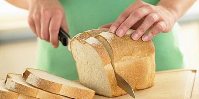 Jak wyciąć świeży chleb, więc nie kruszy.