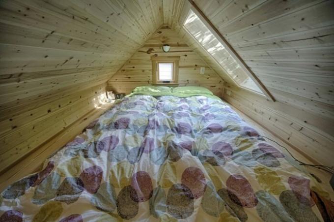 Podwójne łóżko pod dachem.