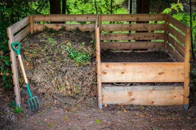 Kompost jest używany, gdy przygotowując grunt do przesadzania i wzbogacić składniki odżywcze gleby. Ilustracja do artykułu służy do standardowej licencji © ofazende.ru