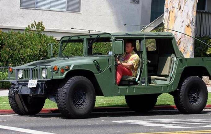 Arnold kocha samochody wojskowe. / Zdjęcie: kinotime.org. 