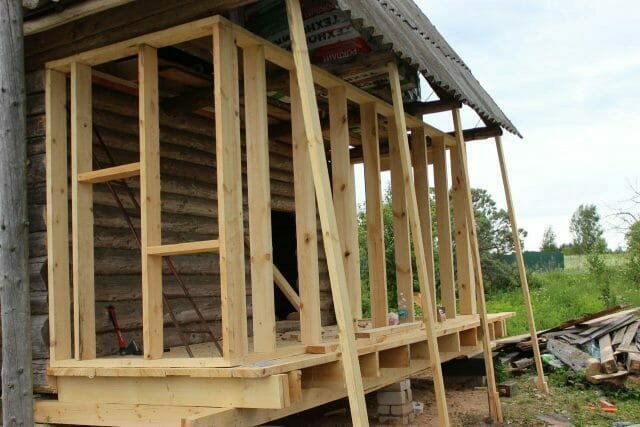 Wbudowany w ganek odbywa się tylko w domu na etapie jego budowy