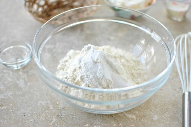 Proszek do pieczenia bezpośrednio połączyć z mąką. Ilustracja do tego artykułu pochodzi ze źródeł publicznych