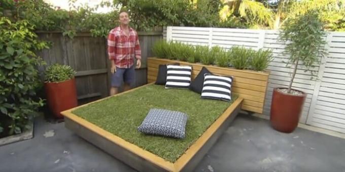 Łóżko z trawników - doskonałe miejsce na relaks na dziedzińcu.