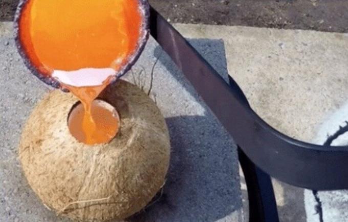 Blogger spektakularny eksperyment przeprowadzono napełniając orzecha kokosowego stopionego miedzi