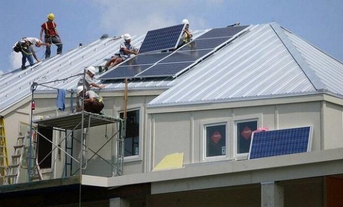 Każdy dom został wyposażony w panele słoneczne.