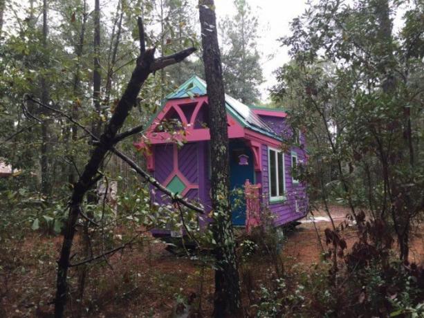 Jasny dom w lesie.