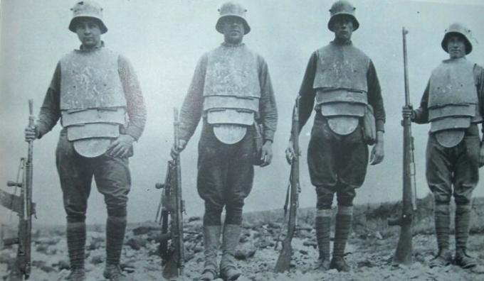 Niemieckie szturmowcy w zbroi wykopu z karabinów maszynowych i karabinów, 1918.