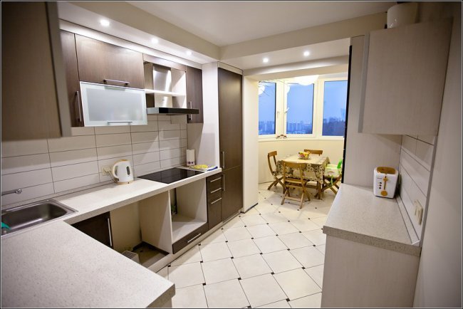Przykład połączenia kuchni z balkonem poprzez całkowity demontaż ściany zewnętrznej.
