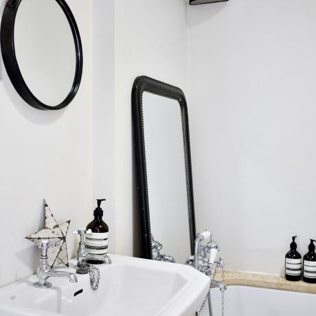 Jak przekształcić łazienkę z pomocą luster: 13 przykłady
