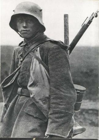 Niemiecki atak na „rogaty” hełmu M16. Front Zachodni, 1918.