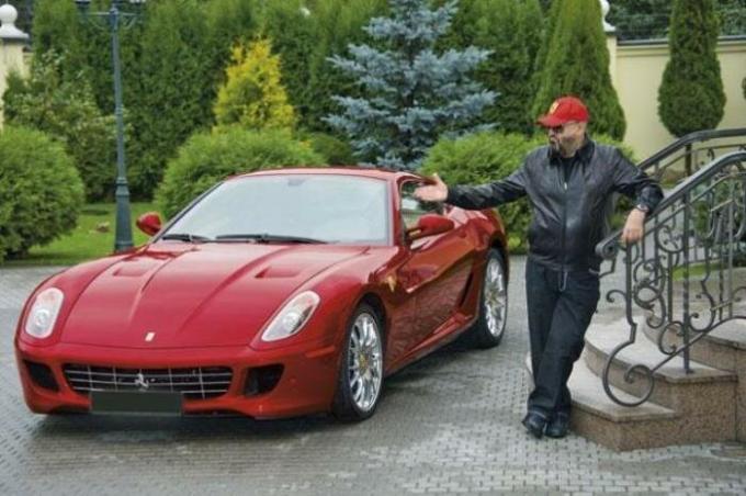 Ktoś i luksusowe Ferrari 599 GTB Fiorano.